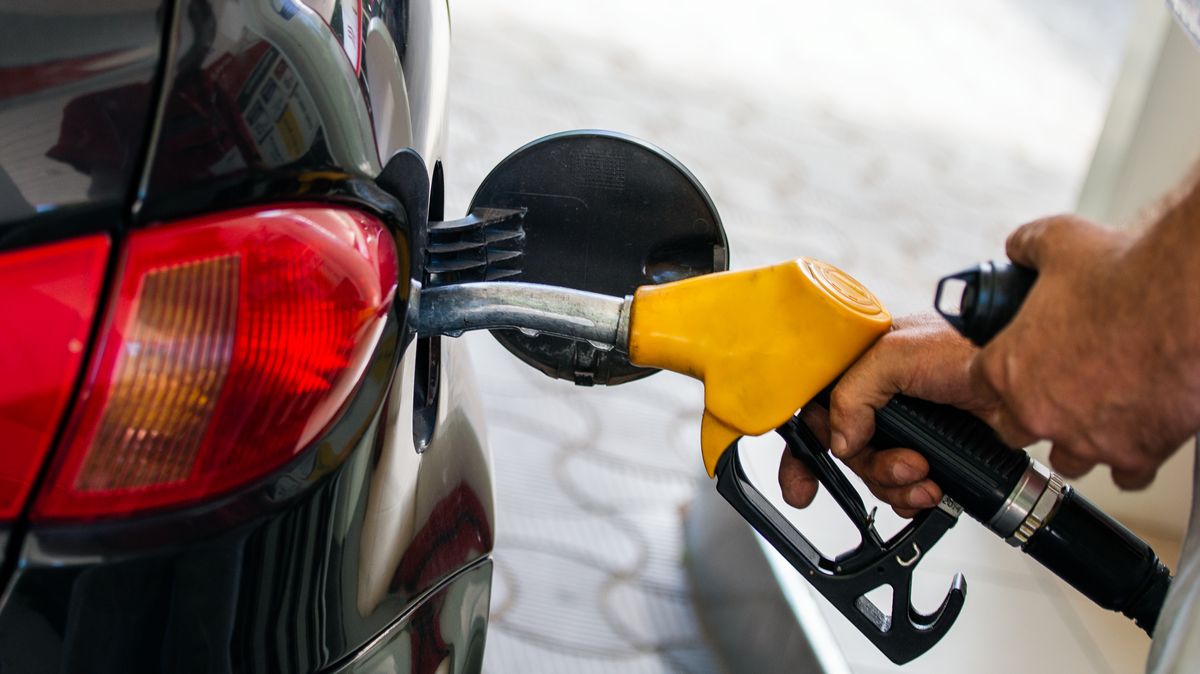 Drahá ropa žene cenu paliv vzhůru. S naftou zdražuje i benzin
